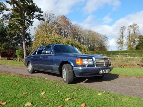 Стилният син Mercedes-Benz V126 560 SEL от 1990 година, който има двойна връзка Rolling Stones беше продаден на търг през 2018 година само за 19 000 долара. Колата е купена от Мик Джагър като нова през 1990 година, но малко по-късно той я продава на колегата си Бил Уаймън. Той явно много харесва такива автомобили, защото е притежавал и сребрист Mercedes-Benz V125 500 SEL от 1982 година, който също наскоро беше продаден на търг.