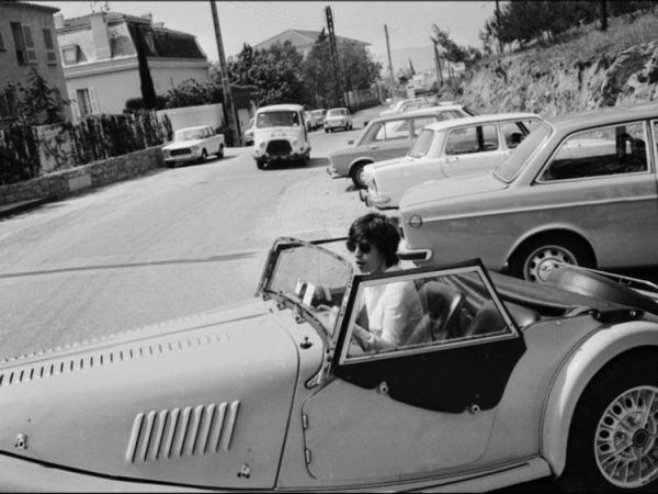 Мик Джагър е икона на стила от 60-те години и, разбира се, по това време той кара кола, която да пасва идеално на образа му - зашеметяващ ярко жълт роудстър Morgan Plus 8 от 1969 година. Певецът е заснет зад волана на автомобила на Френската Ривиера малко преди да се ожени да Бианка Перес. Със същата кола той се появява през съда през 1969 година, когато трябва да отговаря за притежание на наркотици и нападение с телесни повреди.