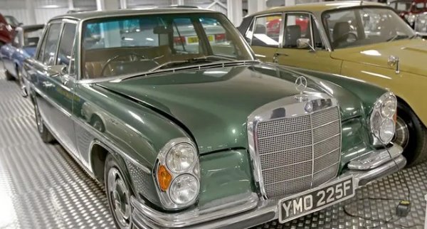 Роджър притежава само пет Mercedes-а - два R107 SL, Pagoda SL, E55 AMG и това 250SE от 1967 г. Като маст от гамата (W108 S-Class), пусната на пазара през 1965 г., този седан е един от по-достъпните варианти.