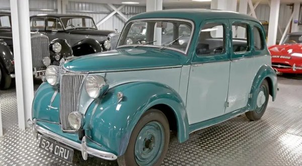 Това е доста неясна класика в изключително необичайна цветова схема. Въпреки ярките нюанси Lanchester беше тежка кола, което я прави трудна за каране. За улеснение на шофьора тя е е оборудвана с  независимо предно окачване със спирални пружини и двигател с горни клапани. Първите автомобили са произведени през 1946 г., като обшо 579 са продадени, преди производството да бъде прекратено през 1951 г.