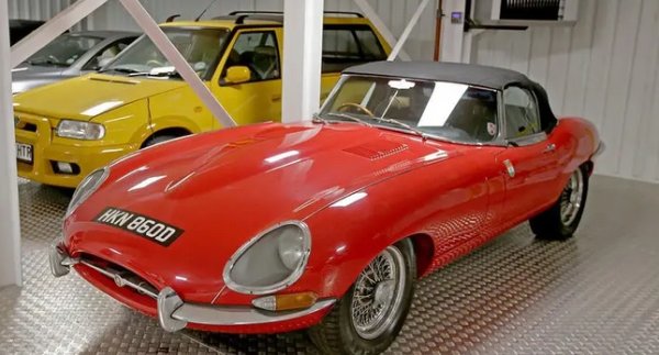 Имаше три поколения на E-Type - първите автомобили със затворени фарове като този тук. Първите издания са с 3,8-литров мотор, а по-късно се предла 4,2-литров. Този на Дудинг е точно такъв, което го прави още по-привлекателен за колекционерите.