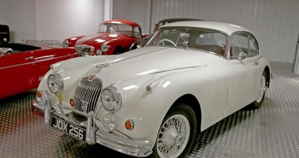 Jaguar удиви феновете на автомобилното изложение Earls Court в Лондон през 1948 г. с XK120, който беше преработен в XK140, преди да стане XK150 през 1955 г. Това е последната еволюция на семейството XK, преди то да бъде сменено от E-Type  през 1961 г. Всички XK и първоначалните E-Type са задвижвани от легендарния редови шестцилиндров двигател XK.