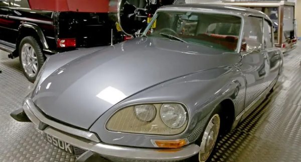Дори сега Citroen DS изглежда футуристично, но когато е представен за първи път през 1955 г., трябва да е изглеждал така, сякаш марсианците са кацнали на земята. DS остава в производство до 1975 г., като към този момент получава нов дизайн на предницата с вградени фарове. Дудинг притежава три от тези седани - заедно с един от много редките, много желани и ценни кабриолет.