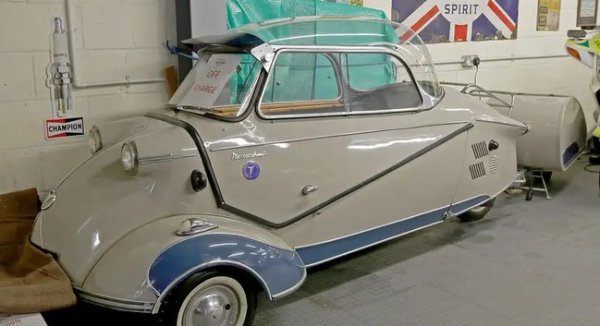 Една от най-разпознаваемите миниатюрни коли - Messerschmitt KR200 предлагаше място за двама души, разположени един пред друг. Пластмасовият навес гарантираше непоносимо горещ салон, когато слънцето пече, но за да се противодейства на това, беше предложена и кабриолетна версия &ndash; KR201.