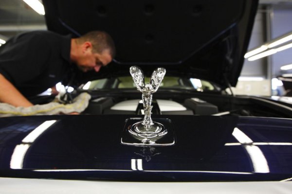 1. ГУДУУД - Rolls-Royce (на снимката). В края на 90-те BMW, дългогодишен доставчик на двигатели за Rolls-Royce и Bentley, искаше да откупи закъсалите марки от тогавашния собственик Vickers. В последния момент VW се намеси, предложи с 25% по-висока цена и получи завода в Крю. Но BMW се изхитри да купи правата върху марката Rolls-Royce и построи за нея изцяло нов завод в Гудууд - завод, който най-после върна качеството на легендарната марка такова, каквото бе някога. Миналата година бе най-силната в историята на Rolls-Royce. 
2. УОКИНГ - McLaren. Дълги години тук беше само щабът и развойният център на едноименния тим от Формула 1. После McLaren направи епохалната F1, а от 2010 вече регулярно се занимава с производство на спортни автомобили. 
3. ДАРТФОРД - Caterham. В сърцето на производството на тази малка компания за пистови автомобили все още си остава една еволюция на митичния Lotus 7, създаден от Колин Чапман още през 50-те. 
4. СУИНДЪН - Honda. Заводът на японците, построен през 80-те, е една от първите жертви на Brexit - още преди година Honda обяви, че през 2021 ще го закрие. Дотогава тук ще се произвежда Civic хечбек.
