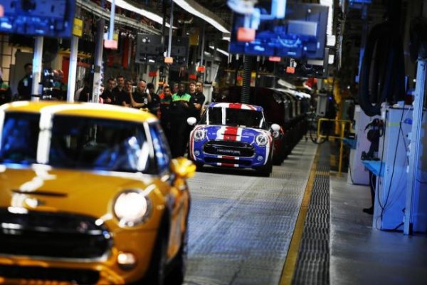 5. СЕЙНТ АТАН - Aston Martin Lagonda. Британският производител на спортни автомобили построи този чисто нов завод за възродената си дъщерна марка за луксозни лимузини, както и за първия си кросоувър - DBX. 
6. ОКСФОРД - MINI (на снимката). Някогашната фабрика на Morris Motors бе изцяло преустроена, когато BMW придоби марката като част от Rover. Днес тук се правят петвратото MINI, а освен това Clubman и новото електрическо Cooper SE.
7. МАЛВЪРН - Morgan. Британски производител на класически спортни автомобили - толкова класически, че все още шаситата на повечето модели се правят от дърво. От миналата година е собственост на италианския холдинг InvestIndustrial. 
8. ГЕЙДЪН - Aston Martin. От 2007 тази модерна фабрика поема цялото производство на спортни автомобили, а оригиналната работилница в Нюпорт Пагнъл днес е фокусирана върху реставрацията на класически модели на Aston.
