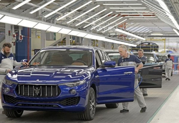 8. МЕЛФИ - Fiat. Най-модерният завод на Fiat в Италия, който днес обаче прави предимно Jeep - Renegade и Compass, а също и базирания на американска платформа Fiat 500X.
9. МИРАФИОРИ - Fiat (на снимката). Щаб-квартирата и дълги години главна производствена база на Fiat, открита тържествено от Мусолини през 30-те. Днес тук се произвеждат два доста контрастни модела - дребосъкът Fiat 500 и внушителното Maserati Levante.
10. ГРУЛЯСКО - Maserati. Фабриката, основана през 1959, днес носи името на покойния Джовани Аниели. Тук се правят Maserati Quattroporte и Ghibli.
