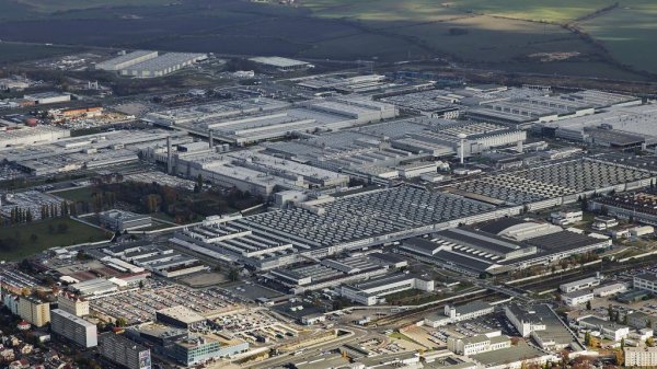 1. НОШОВИЦЕ - Hyundai. Този завод по оригиналния замисъл на корейците трябваше да бъде във Варна, но те по някаква причина не успяха да се разберат с правителството на Иван Костов. Днес в Ношовице се правят Hyundai i30, ix20 и Tucson. Заводът е съвсем близо до словашката фабрика на Kia в Жилина, което улеснява логистиката. 
2. КВАСИНИ - Skoda. Вторият чешки завод на Skoda започна с Fabia и Roomster, но днес прави по-престижни модели - Karoq, Kodiaq и Superb. Освен това тук се произвежда много близкият до Karoq Seat Ateca. 
3. МЛАДА БОЛЕСЛАВ - Skoda (на снимката). Оригиналната фабрика и сърцето на марката Skoda, чиито първи автомобил е сглобен тук през 1905. Днес тук се правят основно Fabia и Octavia, в ход е подготовката за производството на първия сериен електромобил. 
4. КОЛИН - PSA. Този джойнт-венчър между PSA и Toyota бе посветен на съвместната разработка на малък градски модел - съответно Citroen C1, Peugeot 108 и Toyota Aygo. Фабриката обаче е собственост на PSA. 
