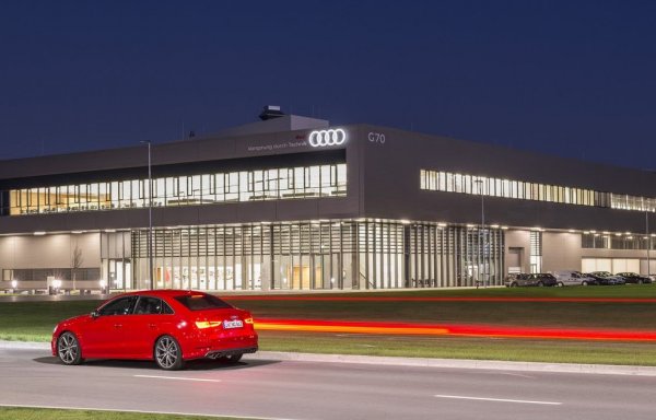 1. ДЕБРЕЦЕН - BMW. Строителството на завода, с капацитет около 150 000 коли годишно, започна тази пролет. Още не е напълно ясно какво ще се сглобява там, но фабриката е пригодена както за двигатели с вътрешно горене, така и за електромобили. 
2. КЕЧКЕМЕТ - Mercedes. В този доста голям и модерен завод се правят А- и В-класата, CLA във всичките си разновидности. Наскоро Mercedes довърши строителството на втори цех, в който ще се правят модели със задно предаване. 
3. EСТЕРГОМ - Suzuki. Тук се правят европейските версии на Swift, SX4 S-Cross и Vitara. Последното поколение на Baleno също беше унгарско. 
4. ГЬОР - Audi (на снимката). Заводът на германците в Гьор прави преди всичко двигатели. Но освен тях тук се сглобяват седан и кабриолет версиите на A3, а също TT и Q3.
