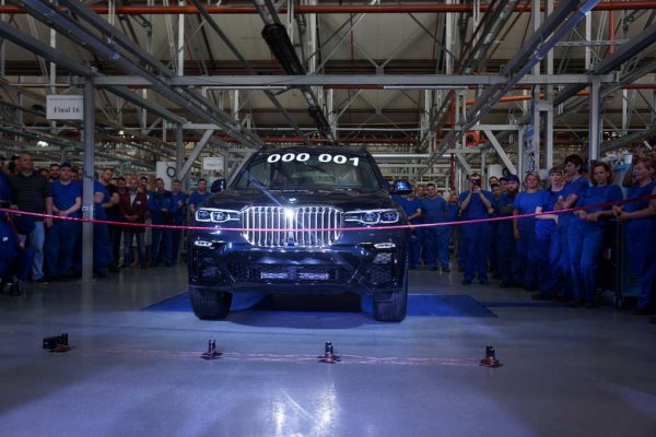 1. КАЛИНИНГРАД - Автотор (на снимката). Руските протекционистични мита принуждават всички производители да внасят автомобилите си в кашони и да ги сглобяват на руска територия. Такова предприятие е "Автотор", където се асемблират BMW Серия 3, 5 и цялата Х-гама - включително Х7; а също Kia Ceed, Optima, Sorento, Sportage и Mohave. 
2. САНКТ ПЕТЕРБУРГ - Toyota. Предприятие за сглобка на Camry и RAV4, предназначени за пазарите в Русия и още няколко бивши съветски републики. 
3. САНКТ ПЕТЕРБУРГ - Hyundai. Тук се правят два от трите най-продавани модела на руския пазар - Hyundai Solaris и Kia Rio. 
4. САНКТ ПЕТЕРБУРГ - АвтоВАЗ. Това предприятие на руската дъщерна компания на Renault всъщност сглобява Nissan - X-Trail, Qashqai и Murano.  
