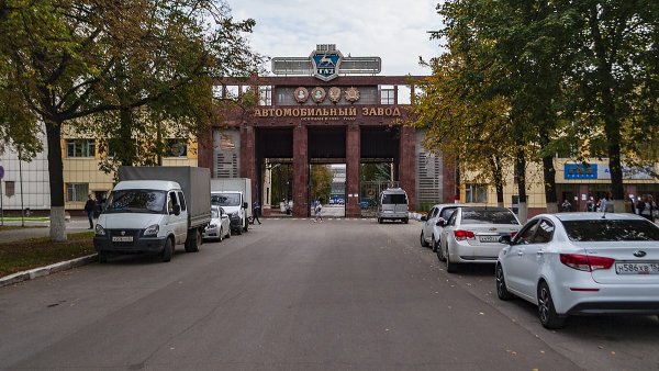 9. МОСКВА - Ростек. Тук се сглобяват познатата ни Dacia Duster (която обаче в Русия се продава като Renault Duster), а също Captur и все още живият на руския пазар Nissan Terrano. 
10. НИЖНИ НОВГОРОД - ГАЗ (на снимката). Горкиевският автомобилен завод продължава да работи и да произвежда ГАЗ, Газель, Собол, както и, по силата на различни джойнт-венчъри, модели на Chevrolet, Skoda и Mercedes (лекотоварни).
11. УЛЯНОВСК - Sollers-Isuzu. Старата фабрика на УАЗ продължава да произвежда собствени всъдехоти (Патриот) и пикапи, както и модели на Isuzu за руския пазар. 
12. ИЖЕВСК - Автоваз. Тук се правят Лада Веста, Лада Гранта, както и компактни модели на Nissan като Tiida. 
