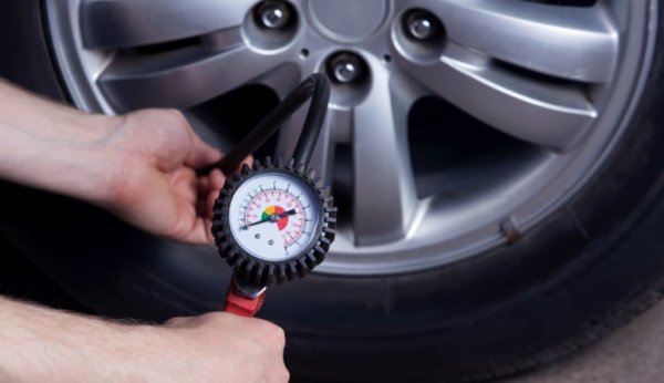 Както твърде ниското, така и твърде високото налягане в гумите са вредни за колелата и окачването на вашия автомобил. Затова експертите препоръчват да го измервате всеки ден преди пътуването. Правилата за движение също изискват същото. 

Какво трябва да бъде налягането в гумите с определен размер е посочено в инструкциите за автомобила, както и на стикери на вратата и/или на капака на резервоара за газ. При сезонна смяна на гуми е важно да ги проверявате, за да идентифицирате и поправите своевременно срязвания или повреди, както и неработещи нипели.