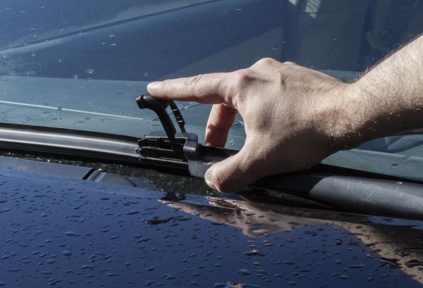 Както знаете, автомобилните чистачки издържат средно около година и половина, а през зимата те са подложени на повишено износване поради лед, ниски температури и реагенти. Следователно до пролетта те могат да започнат да се „размазват“, да оставят следи и петна по стъклото, като не успяват да се справят с преките си отговорности дори при лек дъждец. 

В този случай си струва да смените чистачките с нови, да ги изберете в специализиран магазин според дължината и вида на закрепването или да ги поръчате по интернет.