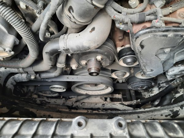 За да не остане двигателят без охлаждане в горещото лято и колата да не изкипи насред пътя, трябва да проверите състоянието на тръбите, през които влиза и изтича антифриза от радиатора. Те трябва да са непокътнати, запечатани и здраво закрепени в краищата. Без пукнатини, следи от износване или разрушаване. 

Също така, за да избегнете повреда на вентилатора и други приставки на двигателя, трябва да проверите състоянието на задвижващите ремъци. Ако са напукани, разхлабени или олющени, трябва да се свържете със сервиз, за ​​да ги затегне или смени.