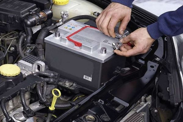 Екстремният студ и топлина могат да намалят живота на акумулатора. Експертите препоръчват да поддържате батерията чиста, като разкачите проводниците и избършете клемите. В същото време можете да проверите дали е надеждно инсталиран и добре обезопасен. Средно акумулаторът на автомобила издържа около пет години, а признаците за неговото стареене включват дълго време за стартиране на двигателя, повреда, подуване на корпуса и предупредителна лампичка за неизправност на таблото. 

Също така силно отопление, лошо зареждане и неизправности на бордовата електрическа система - слаби фарове, бавни прозорци, климатик и радио изключване. В този случай трябва да се покаже на специалисти и евентуално да се смени.