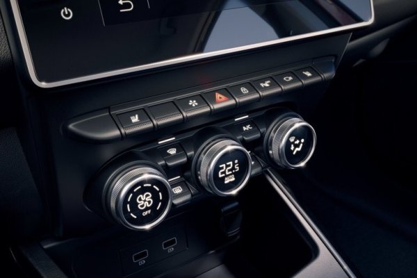 За да не страдате от топлината в задръстване под палещите лъчи на слънцето, трябва предварително да се уверите, че климатикът работи. Ако той не е в състояние да поддържа температурата на въздуха с 10 &deg; C под температурата на улицата, тогава всичко не е наред с него. 

Най-честата причина са течовете на хладилен агент през тръбните връзки, както и на местата, където те са корозирали или повредени. Ако последните не са критични и не се изисква подмяна, тогава е достатъчно да напълните системата с хладилен агент в най-близкия специализиран сервизен център. Там може да се направи тест и ремонт на климатика.