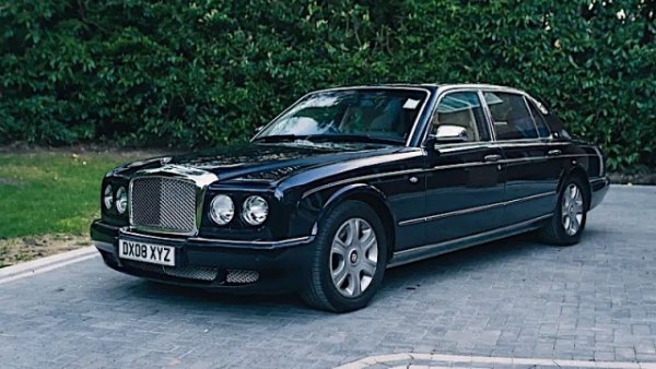 Вини Джоунс обожава двигателя на своето Bentley Arnage. Жалко, че колата е потрошена от самия него. Той се блъсна във фонтан, който сам решава да направи в центъра на кръгово кръстовище в края на частната алея, водеща към къщата му. Е, имението става по-красиво, но ини забравя за него при маневра назад.

Луксозният седан се произвежда от британската марка от 1998-а до 2010. Името е в знак на почит към френския град Арнаж. Там е един от най-предизвикателните завои на пистата Circuit de la Sarthe , на която се провеждат известните 24 часа на Льо Ман.

Arnage представя за първи път новия BMW осемцилиндров 90&deg; V двигател с 32 клапана, компресиран от два турбокомпресора. Осигуява мощност от 354 к.с. при 5500 об/мин и въртящ момент от 570 Nm. Задвижване на задните колела, петстепенна автоматична трансмисия с електронно управление и възможно последователно ръчно използване. Максималната скорост на Bentley Arnage е 240 км/ч, като ускорява от 0 до 100 км/ч само за 6,5 секунди.