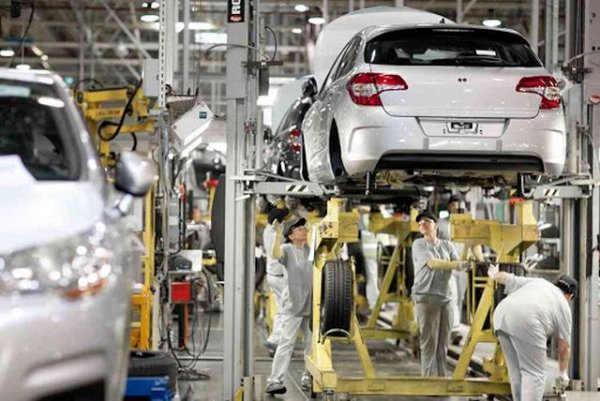 1. МИНСК - Юнисон (на снимката). Това държавно предприятие сглобява някои модели на Peugeot-Citroen и Chevrolet, но напоследък се фокусира най-вече върху китайските кросоувъри Zotye.
2. ЖОДИНО - Geely. Град Жодино е прочут най-вече с производството на свръхтежките камиони "Белаз", но отскоро тук работи и съвсем нова фабрика на Geely, в която се сглобяват моделите Coolray, Atlas и Emgrand.
