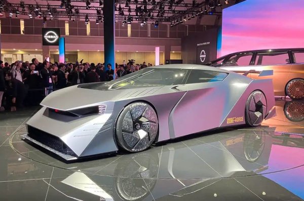 Следващият GTR на Nissan ще бъде само електрически и вероятно първият сериен автомобил с твърдотелни батерии. Той трябва да доставя мощност от 1323 к.с. през всичките четири колела, когато бъде пуснат в продажба около 2028-ма.
