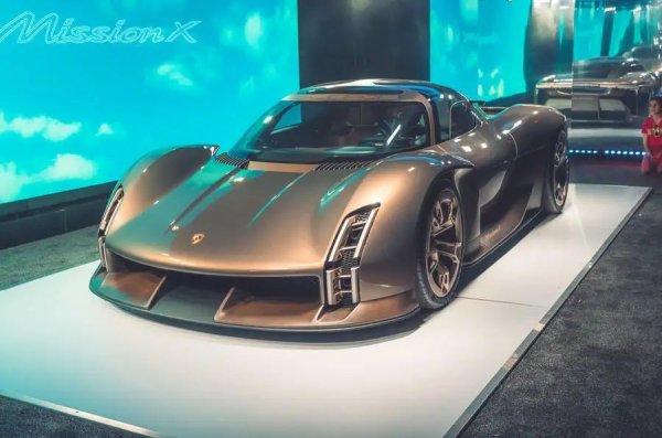 Porsche Mission X е концепт за хиперавтомобил, който визуализира потенциален електрически наследник на Carrera GT и 918 Spyder, с възможна мощност от около 1480 к.с. Описан от шефа на Porsche Оливер Блуме като "технологичен фар", той има за цел да направи рекордното време на "Нюрбургринг" за разрешен за движение по обществените пътищата автомобил.
