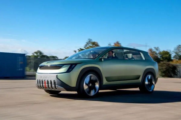 Догодина Skoda ще пусне голям седемместен електрически SUV, силно вдъхновен от концепта Vision 7S. Така нареченият "Space" модел ще бъде подкрепен от MEB архитектурата на Volkswagen Group и ще разполага с нова 86kWh батерия, която трябва да осигури пробег от около 483 км.
