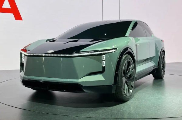 Toyota FT-3e въвежда нова архитектура и софтуерна платформа, които да трансформират електромобилите на марката. Платформата, наречена Arene, ще позволи на конвенционалните модели да подражават по динамично усещане на някои от най-дивергентните автомобили, като например симулиране мощността на атмосферния V10 двигател на стария Lexus LFA.
