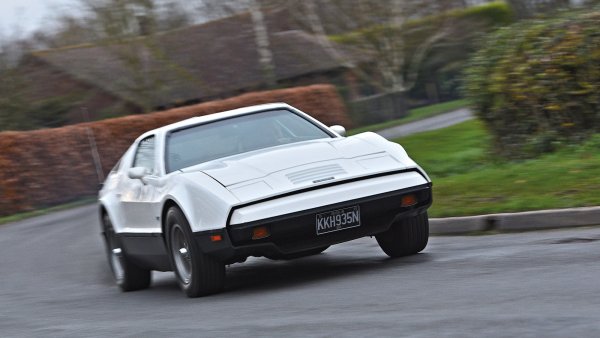 Bricklin SV-1 е известен с много странни неща. Например, с вратите "крила на чайка", акцента върху безопасността и неуспешния си бизнес план. Но също така с необичайната практика да използва не един, а два двигателя от чужд производител.
Първият двигател в Bricklin беше 5,9-литров V8 с недостатъчна мощност от AMC, който по-късно беше заменен от 5,7-литров Ford V8. Така или иначе, SV-1 намери малко фенове и производството спря след 2897 бройки.

