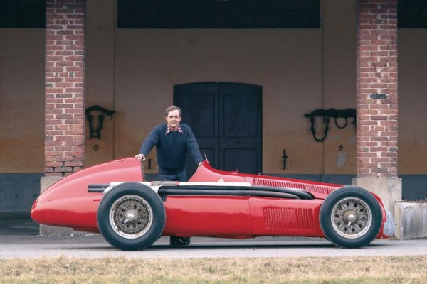 Джузепе Фарина (1950 г.) и Хуан Мануел Фанджо (1951 г.) са първите шампиони от историята на Формула 1. Общото между тях е, че побеждават с Alfetta. Колата на Фанджо има 8-цилиндров редови двигател с 425 к.с. и двустепенен механичен компресор.
