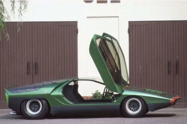 Eдин от най-вдъхновяващите концептуални автомобили в края на 60-те безспорно е това Carabo. Базиран е на Alfa Type 33 Stradale и е дело на дизайнера Марчело Гандини, който по това време работи в Bertone.
