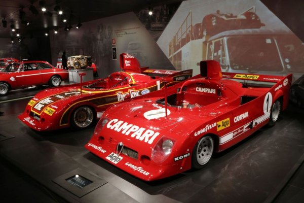 Тези коли носят на Alfa Romeo две шампионски титли – 33 TT 12 през 1975 г. и 33 SC 12 през 1977 г. И двете имат боксерен 12-цилиндров двигател.
