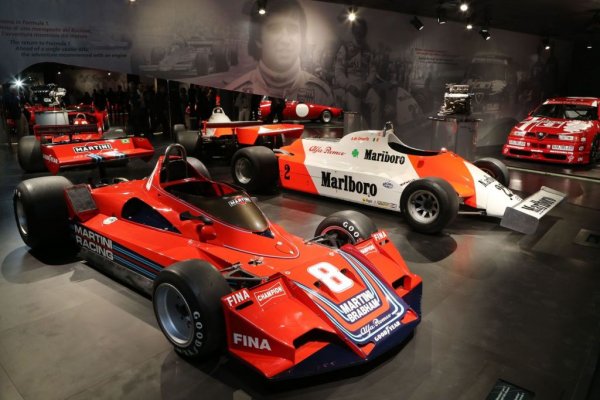 Чифт добре познати коли от Формула 1, задвижвани от двигател на Alfa Romeo. Brabham BT45-Alfa е проектиран от Гордън Мъри, а Alfa 179 е управлявана от Марио Андрети през 1981 г. Мислим, че това е достатъчно, за да ги обявим за икони.

