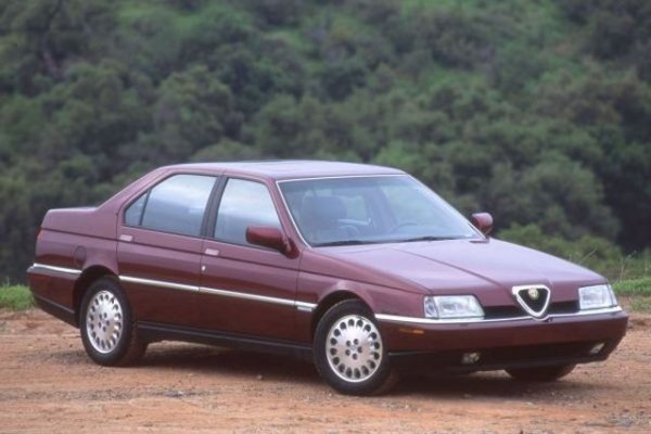 Това е последният седан, продаван от Alfa Romeo в Щатите, преди възкръсването на Giulia. Има предно предаване и е спрян от производство отвъд Океана преди повече от 20 години. Което не го прави по-малко специален.
