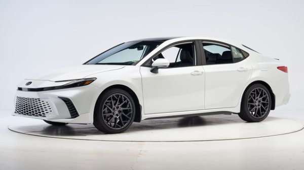 Hyundai Sonata, Toyota Camry (на снимката)
