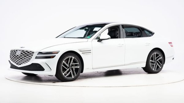 Audi A6 e-tron, Genesis G80 (на снимката)
