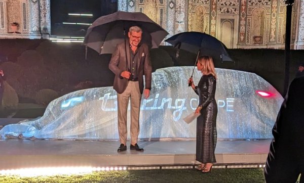 Главният дизайнер на BMW Домагой Дукеч окачестви прототипа като почит към класическата радост от шофирането