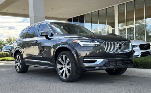 Volvo XC90 Recharge е plug-in хибридната версия на най-големия кросоувър на Volvo, чиято цена в Европа стартира от 65 000 евро. Тя обаче е оправдана, тъй като този автомобил предлага впечатляващи качества и оборудване. Интериорът му е на високо ниво, като е едновременно луксозен и практичен, тъй като побира 7 човека.

С 50 км пробег само на електричество, осигурени от батерия с капацитет 18,8 кВт/ч,  XC90 Recharge е перфектната кола дори за кратки пътувания. Комбинираната мощност е 465 к.с., което осигурява ускорение от 0 до 100 км/ч за 5,1 секунди.