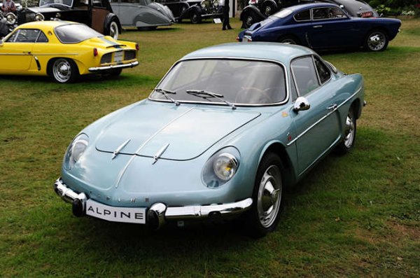 Най-известният автомобил на Alpine е пуснат на пазара през 1962 година с двигателя Cléon-Fonte, който Renault въвежда в три свои модела – ван Estafette, спортен автомобил Floride/Caravelle (и двата първоначално задвижвани от Billancourt) и 8.

Cléon-Fonte заема повече място от Billancourt, така че A110 има по-голяма задница от A108, но иначе изглежда подобно. Моделът бързо става успешен в конкуренцията, въпреки че друг двигател ще да го постави в напълно различна лига след няколко години.

A110 е голям хит и за да отговори на търсенето, компанията трябва да построи нова фабрика, която сега е собственост на Renault. Все още работи до ден днешен, известна е като Manufacture Alpine Dieppe Jean Rédélé.