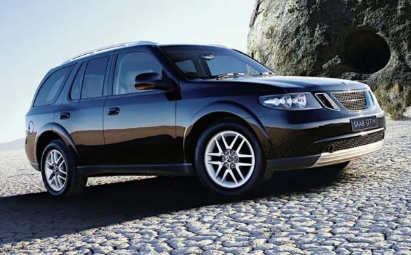 През 2004 г., малко повече от десетилетие преди смъртта си, Saab произведе първия си SUV, базиран на същата платформа като няколко превозни средства, продавани от северноамериканските марки на General Motors.
С 4907 мм дължина, 9-7X ще се окаже най-дългият автомобил в историята на Saab, въпреки че се доближава до малко по-късния 9-5 Estate , който отстъпва при 4841 мм.
