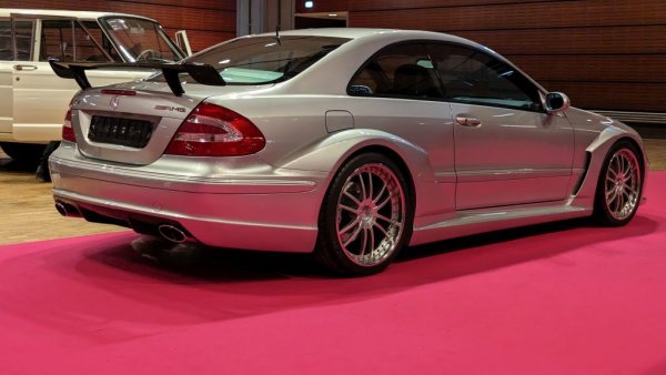 "Промени се - не драматично, но забележимо. Имахме истинска истерия между 2020 и началото на 2023 - пазарът растеше непрекъснато. В последната година и половина стои на едно ниво. Което не е драма, разбира се. Но ако гледате на класическите коли като чиста инвестиция, бих казал: купувайте злато. Купувайте акции. Тук е нужна и малко страст. Освен това ви трябва по-дългосрочна стратегия. Ако си представяте, че купувате една класическа кола, и след година вече сте богат - не става така". 
 
НА СНИМКАТА: Mercedes CLK AMG DTM Coupe, продаден за 460,000 евро
