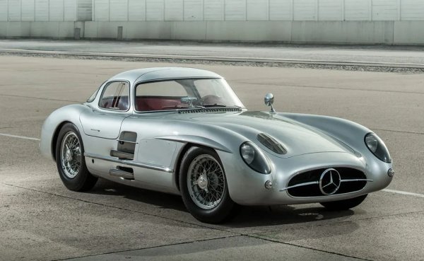 "135 милиона евро, не зная колко беше в долари по онова време". 

НА СНИМКАТА: Mercedes 300 SLR Uhlenhaut Coupe, най-скъпата кола в света. След дълги увещания от един конкретен клиент, музеят на Mercedes се съгласи да я продаде, но заради особености в германското законодателство трябваше да я обяви на търг 

