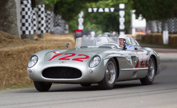 "Точно така. Има много малко коли, които са способни на нещо подобно. Има още един 300 SLR - не Uhlenhaut Coupe, а Roadster. От него са били произведени само седем бройки, шест са оцелели до днес. Ако някоя от тях излезе на пазара, може би. 
Това BMW M1, създадено от Анди Уорхол, също може да е в тази зона. Защото то е две неща едновременно: истинско произведение на изкуството и отлична кола. Не е някои от онези концепции, които художникът проектира, и после някой друг изпълнява. Тук Уорхол е работил със собствената си ръка и четка. Мисля, че 25 минути по-късно колата е била готова". 
  
НА СНИМКАТА: Mercedes 300 SLR Roadster на Фестивала на скоростта в Гудууд
