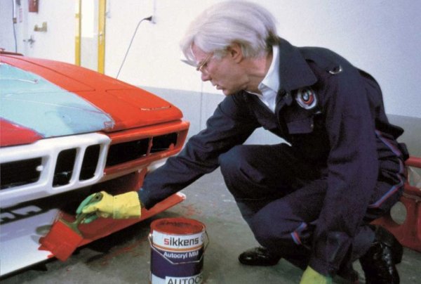 "Да, чудесна история".

НА СНИМКАТА: Анди Уорхол създава своята прочута арт кола на базата на BMW M1. Този автомобил може да счупи рекорда за цена, ако някога стигне до търг
