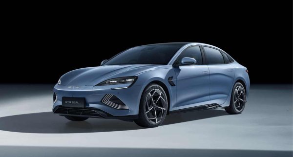 Китайците се изкачиха с едно място и отчетоха 2,95 милиона продажби. С 35,6% увеличение на обема в сравнение с предходната година, BYD записа един от най-добрите резултати в класацията. Компанията постигна изключителен растеж в Америка (+422%) и Европа (+232%).
