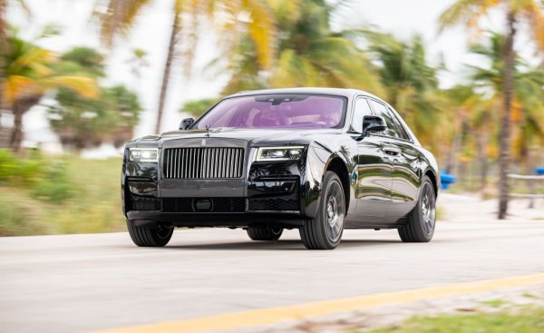 "Достъпният" (с дебели кавички) Rolls отчита над 14% спад на годишна база, но пък миналата година бе рекордна за него в Европа. Стартовата цена е някъде около 260,000 евро. Но, както и при Phantom, почти всички продажби са индивидуализирани и значително по-скъпи. 
