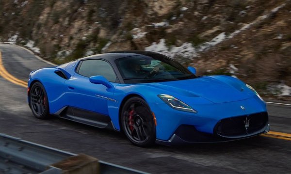 Докато някои от по-достъпните модели на Maserati ползват относително пролетарската платформа на Alfa Romeo, това тук си е чистокръвна суперкола, с иновативния трилитров мотор Nettuno, развиващ 640 коня, и с цена, започваща от почти 230,000 евро в Западна Европа (парадоксално, MC20 е доста по-евтино в САЩ). Продажбите растат с 43% на годишна база. 
