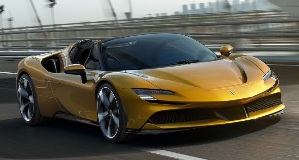 Този плъг-ин хибрид с 1000 коня максимална мощност бе създаден и наречен в чест на 90-ата годишнина на състезателния отбор Scuderia Ferrari. През тази година той отчита вече 12% пазарен ръст. При стартова цена малко под 500,000 евро, тези 639 бройки всъщност са донесли над 300 милиона евро приход на италианската компания. 
