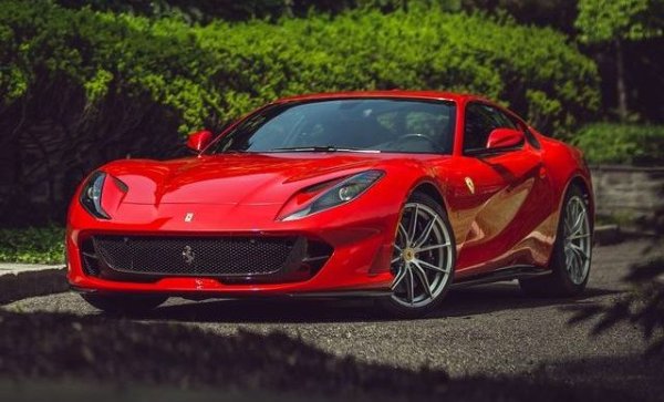 Тук сме обединили данните за GTS и Superfast, откритата и закритата версия на модела. В края на краищата и двете ползват един и същ 6.5-литров V12 двигател, и двете развиват 799 коня максимална мощност и правят 0-100 км/ч за 2.9 секунди. Най-ниската цена за ново Ferrari 812, която открихме, е около 330 000 евро. Моделът отчита 11% ръст на годишна база. 
