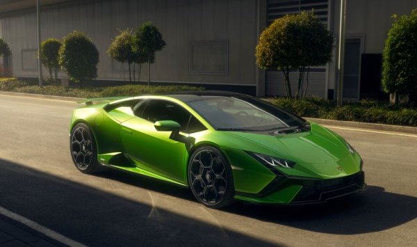 Братовчедът на Audi R8 ползва същия 5.2-литров V10. Стартовата цена е вече над  205,000 евро. През първите девет месеца на 2023 регистрациите в Европа са с 19% повече, отколкото в същия период на предходната година. 
