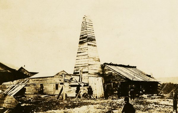 Първият нефтопреработвателен завод се появява още през 1745 година, в Русия. По заръка на императрица Елизавета Петрова, е построен на река Ухта (на територията на руската република Коми), от занимаващия се с добив на руда предприемач Федор Прядунов. От нефта се извличали различни смазки за механизми, керосин, както и средство за обработка на рани.

За първият петролен кладенец в света се счита този на Едуин Дрейк в Пенсилвания от 1859 година (на снимката). В последните години, обаче, има информации, че подобни (макар и по-примитивни) съоръжения е имало на територията на днешна Полша няколко години по-рано.