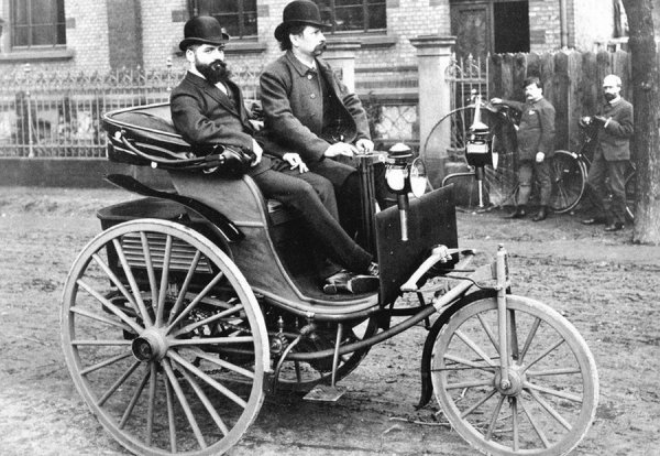 Дълго време бензинът бил остатъчен продукт при производството на керосин. Това се променило с изобретението на Карл Бенц от 1885 година - добре познатият на всички ни Motorwagen.

Именно от този момент, можем да твърдим, добивът на нефт и производството на бензин нараснали стремително (както и цените).